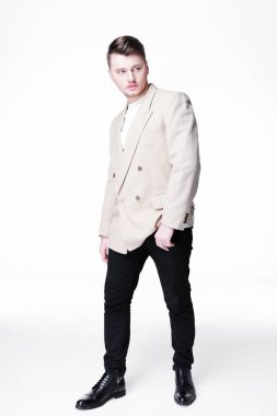 Stüdyoda poz veren yakışıklı adamın portresi. 