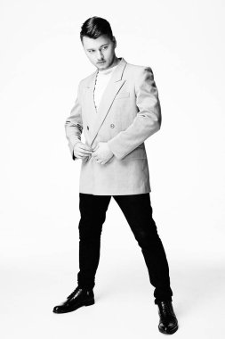 Stüdyoda poz veren yakışıklı adamın portresi. 