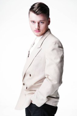 Stüdyoda poz veren yakışıklı adamın portresi. 