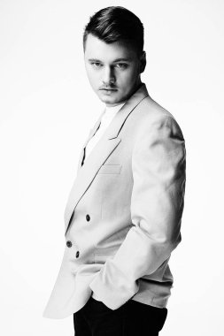 Stüdyoda poz veren yakışıklı adamın portresi. 