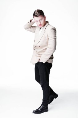 Stüdyoda poz veren yakışıklı adamın portresi. 