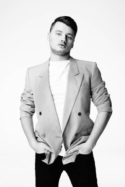 Stüdyoda poz veren yakışıklı adamın portresi. 