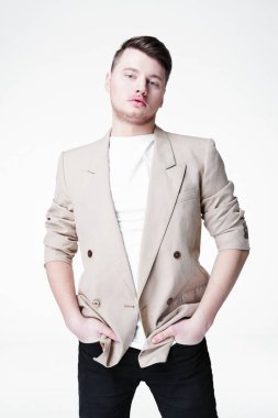 Stüdyoda poz veren yakışıklı adamın portresi. 