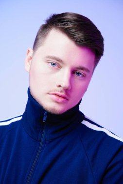  stüdyoda poz eşofman yakışıklı adam portresi    