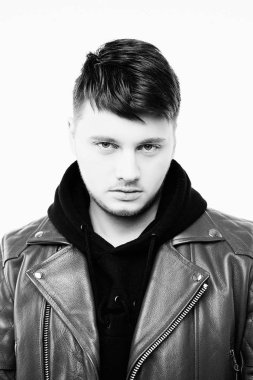   stüdyoda poz moda giysiler yakışıklı adam portresi                              