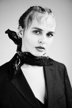  Güzel Genç Kadın ceket ve boyun eşarp poz