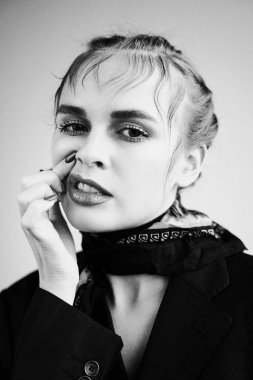  Güzel Genç Kadın ceket ve boyun eşarp poz