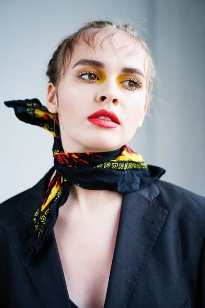 Wanita Muda Cantik Posing Dalam Jaket Dan Selendang Leher — Stok Foto