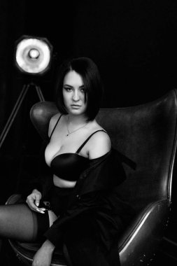 Siyah iç çamaşırı giyen seksi esmer kız  