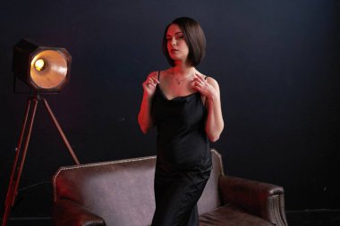  Studio siyah elbise poz güzel genç kadın