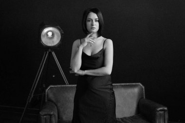  Studio siyah elbise poz güzel genç kadın