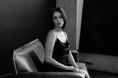  Studio siyah elbise poz güzel genç kadın