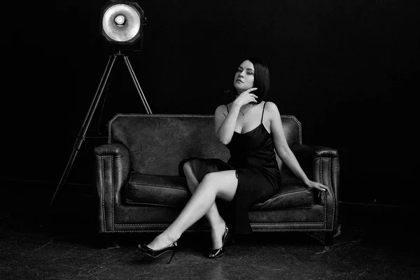 Schöne Junge Frau Posiert Schwarzen Kleid Studio — Stockfoto