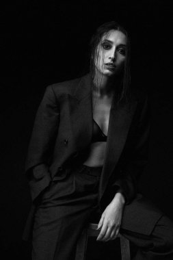 Muhteşem genç kadının stüdyo portresi