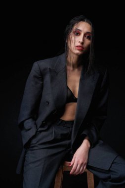 Muhteşem genç kadının stüdyo portresi