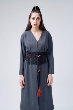 Muhteşem genç kadının stüdyo portresi