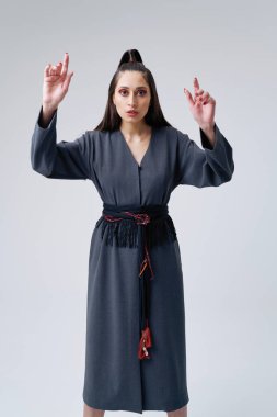 Muhteşem genç kadının stüdyo portresi