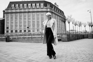 Piknik sepeti ile güzel genç kadın 