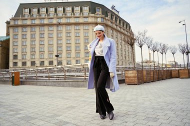 Vintage tarzı giysiler poz güzel genç kadın 