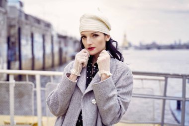 Vintage tarzı giysiler poz güzel genç kadın 