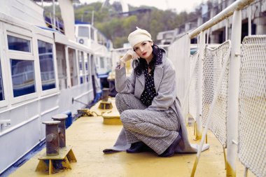 Vintage tarzı giysiler poz güzel genç kadın 