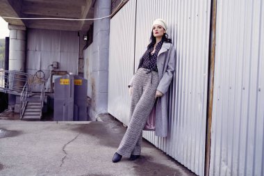 Vintage tarzı giysiler poz güzel genç kadın 