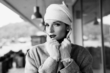 Vintage tarzı giysiler poz güzel genç kadın 