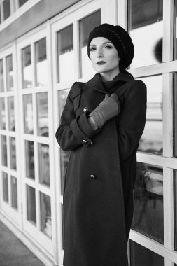 Vintage tarzı giysiler poz güzel genç kadın 