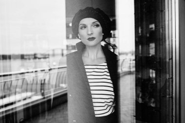 Vintage tarzı giysiler poz güzel genç kadın 