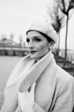 Palto ve bere muhteşem genç kadın