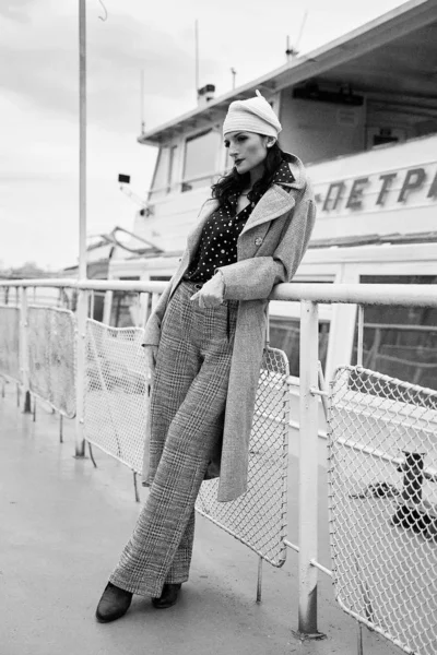 Belle Jeune Femme Vêtements Style Vintage Posant — Photo