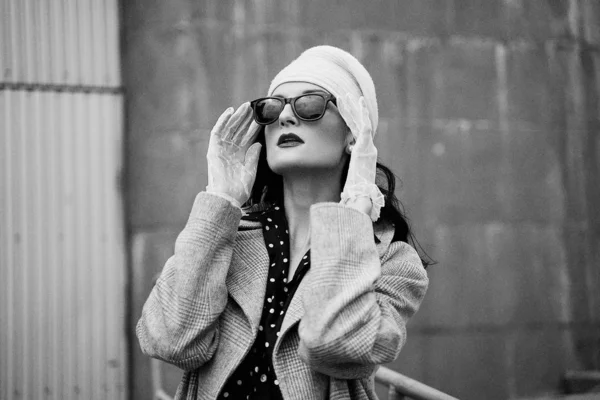 Vintage Tarzı Giysiler Poz Güzel Genç Kadın — Stok fotoğraf