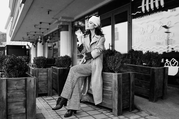 Giovane Donna Elegante Stile Retrò Vestiti Fumatori — Foto Stock