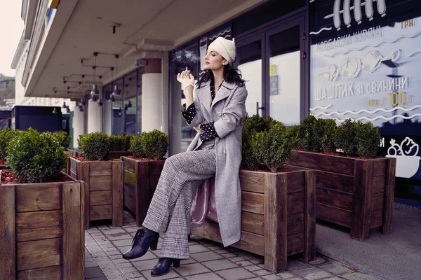 美丽的年轻女子在复古风格的服装摆姿势 — 图库照片