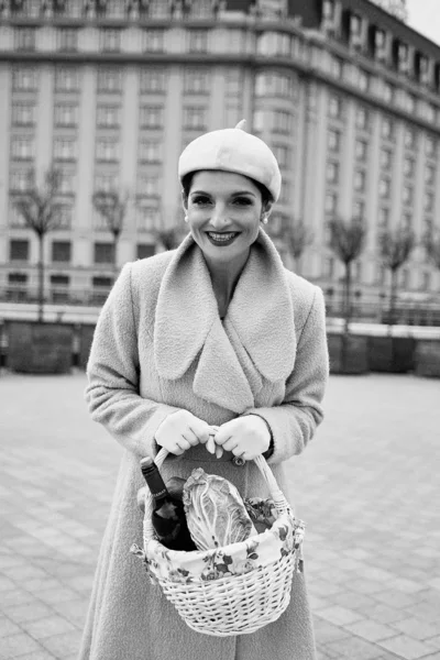 Hermosa Joven Con Cesta Picnic — Foto de Stock