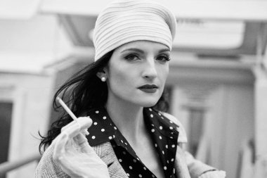 Siyah beyaz sigara içen genç bir kadın.