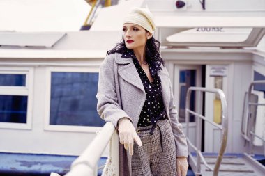 Vintage tarzı giysiler poz güzel genç kadın 