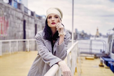 Vintage tarzı giysiler poz güzel genç kadın 