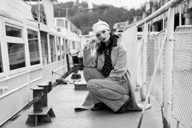 Vintage tarzı giysiler poz güzel genç kadın 