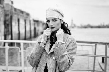 Vintage tarzı giysiler poz güzel genç kadın 