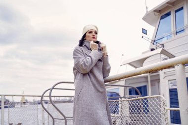 Vintage tarzı giysiler poz güzel genç kadın 