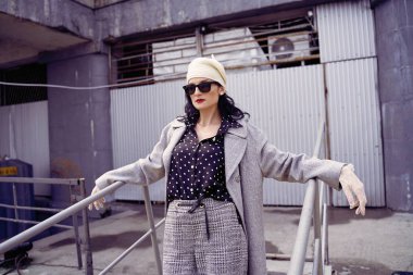 Vintage tarzı giysiler poz güzel genç kadın 