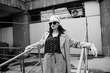 Vintage tarzı giysiler poz güzel genç kadın 