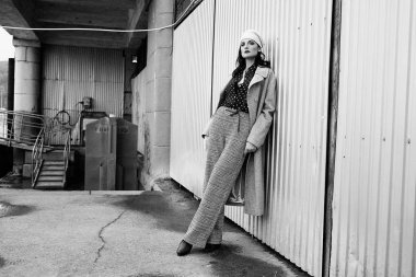 Vintage tarzı giysiler poz güzel genç kadın 