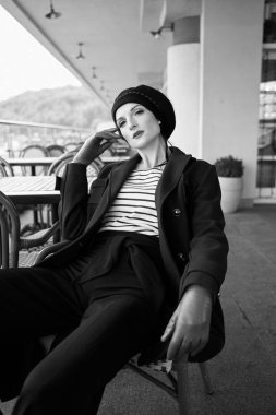 Vintage tarzı giysiler poz güzel genç kadın 