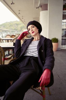 Vintage tarzı giysiler poz güzel genç kadın 