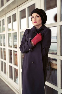 Vintage tarzı giysiler poz güzel genç kadın 