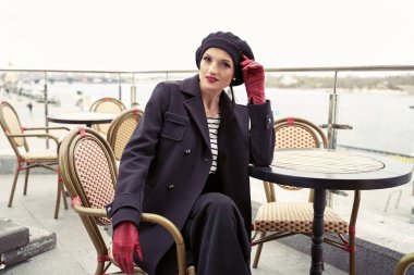 Vintage tarzı giysiler poz güzel genç kadın 