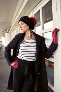 Vintage tarzı giysiler poz güzel genç kadın 