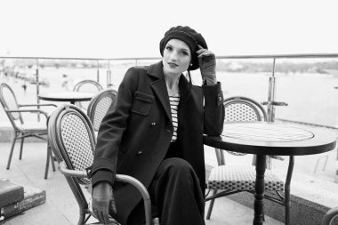 Vintage tarzı giysiler poz güzel genç kadın 